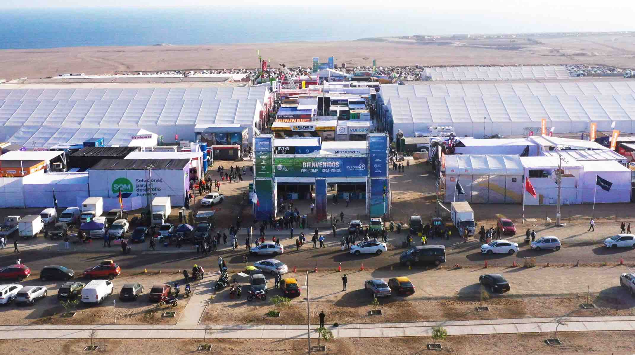 Vista de pájaro del recinto ferial EXPONOR 2026 en Antofagasta, destacando los pabellones de minería y proveedores industriales.