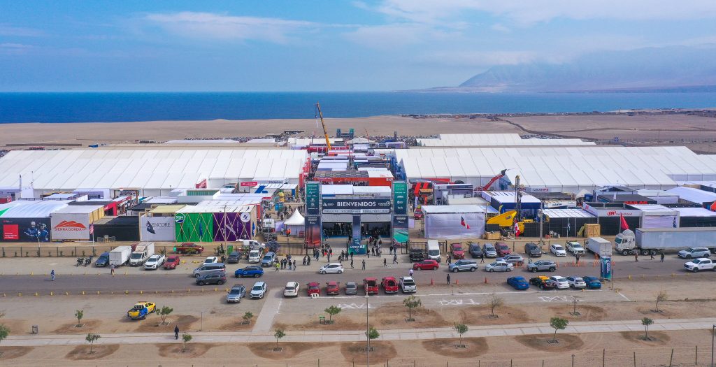 Vista aérea con dron del acceso principal y pabellones de Exponor 2026 en Antofagasta, hub mundial de minería.
