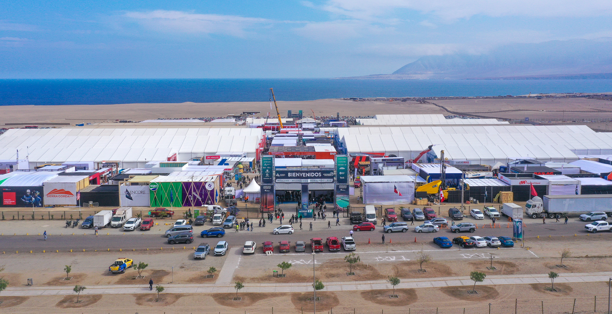 Vista aérea con dron del acceso principal y pabellones de Exponor 2026 en Antofagasta, hub mundial de minería.